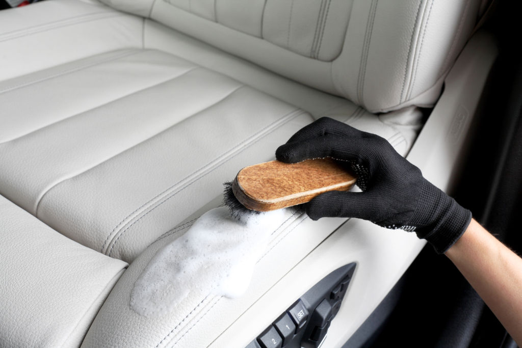 Mit unseren Tipps zum Reinigen von Polstern und Sitzen in Ihrem Fahrzeug erstrahlen diese wieder in vollem Glanz. (Quelle: © photo_world - Fotolia)